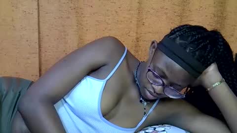 sweet_zarah online show from April 15, 9:01 am