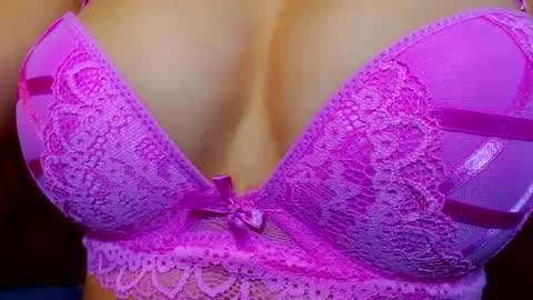 Snapshot of sweetahkiss chatting on February 15, 1:42 am SweetKiss online show from February 15, 1:42 am