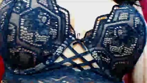 Snapshot of sweetahkiss chatting on February 1, 1:02 am SweetKiss online show from February 1, 1:02 am