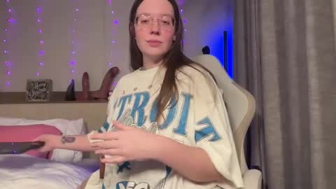 Delilah Samson online show from December 6, 7:59 am