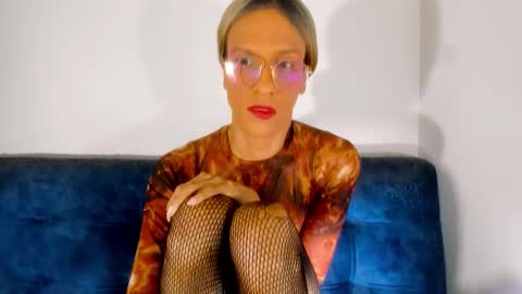 Snapshot of sweetdesaire chatting on October 24, 10:27 am Amelia online show from October 24, 10:27 am