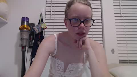 Snapshot of sweetiek1tty chatting on September 12, 12:12 am Sweetiek1tty online show from September 12, 12:12 am