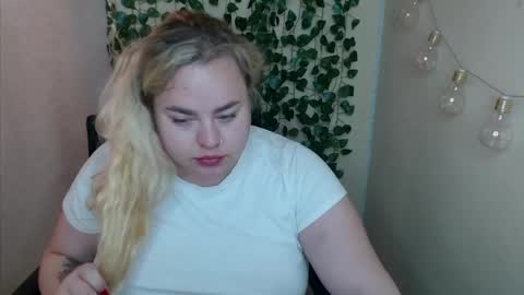 sweetvlada13 online show from May 24, 5:14 am