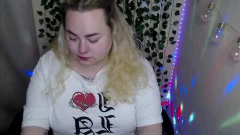 sweetvlada13 online show from May 19, 5:58 am