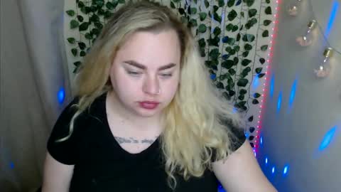 sweetvlada13 online show from May 17, 5:44 pm