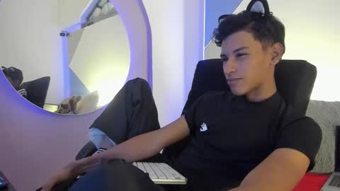 Tashi00 online show from February 23, 9:28 pm