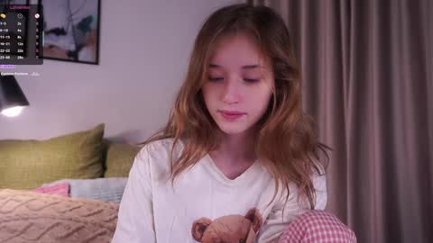 Mia online show from December 4, 1:49 am