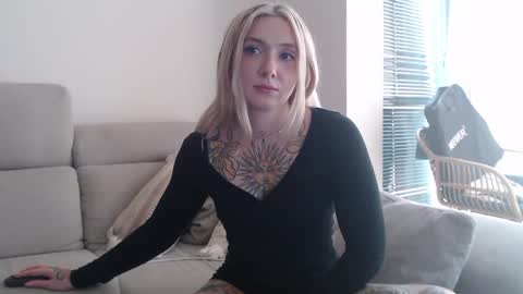 Snapshot of tattoobbgirl chatting on October 22, 1:46 pm tattoobbgirl online show from October 22, 1:46 pm