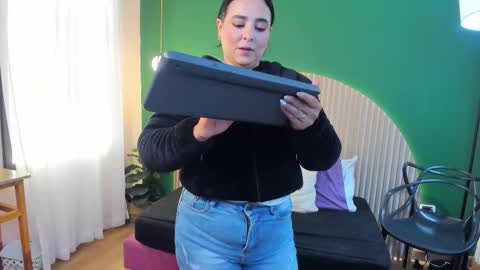 Taylor Bennet online show from December 5, 11:30 am