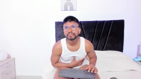 taylormaccurdy_ online show from November 4, 3:46 pm