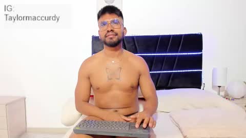 taylormaccurdy_ online show from January 15, 5:22 pm