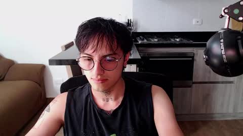 Teo independent model online show from April 14, 2:42 pm