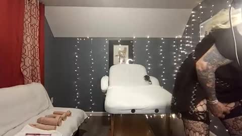 Hotthicktgirlblonde online show from January 14, 9:17 am