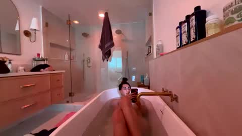 babygirlmami online show from February 10, 10:35 pm