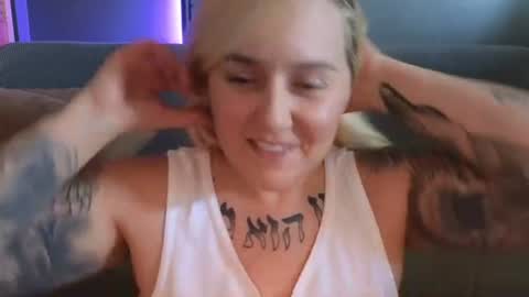 theauroramae -  online show from June 19, 8:04 pm