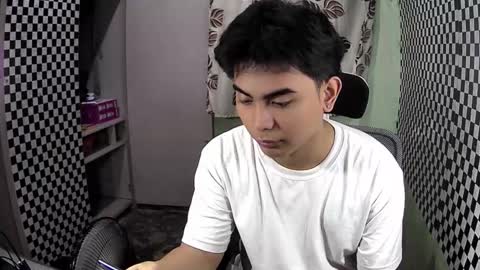 Snapshot of thehugecomeback chatting on December 7, 9:11 am Xerxis online show from December 7, 9:11 am