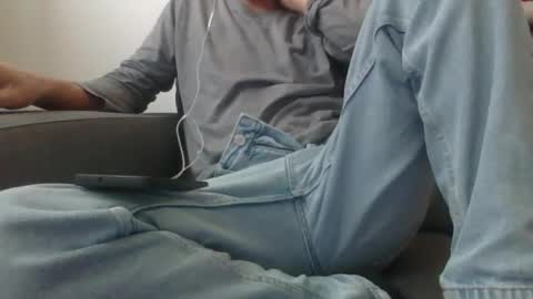 Scarf guy online show from March 31, 5:13 pm