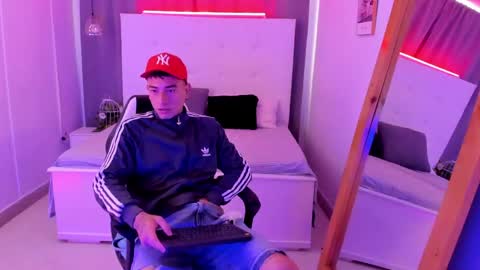 Thiago  online show from April 13, 1:37 pm