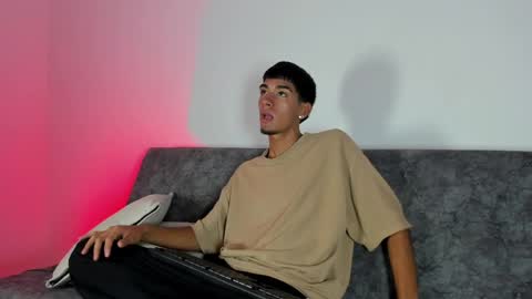 Thiago online show from April 6, 3:04 am