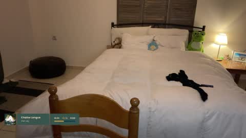 Sarra Rhies online show from April 2, 9:00 pm