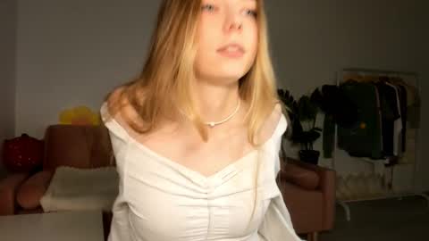 Snapshot of thisisamelia chatting on March 9, 5:06 pm Amelia  shows on mondays fridays and sundays  if anything changes im giving updates on my fansly  online show from March 9, 5:06 pm