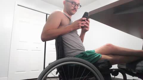 Snapshot of thr0bert0 chatting on October 4, 7:55 pm Throbby online show from October 4, 7:55 pm