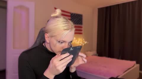 Amira online show from December 17, 9:49 am