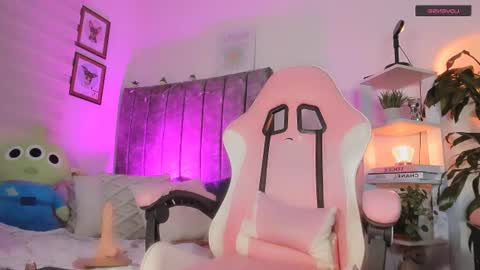 Hallie And Annie online show from June 22, 3:12 am