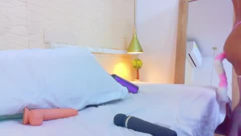 tiny_sarah1 online show from April 17, 7:00 am