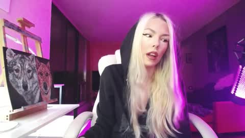 stage Kylie Sinner  brand CLITBAIT online show from November 3, 11:28 pm