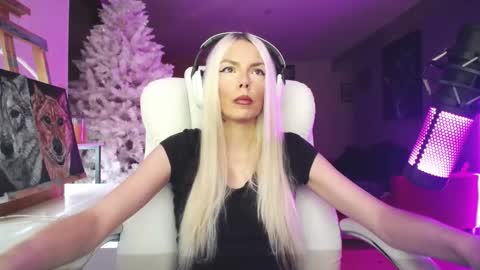 stage Kylie Sinner  brand CLITBAIT online show from November 15, 12:23 am