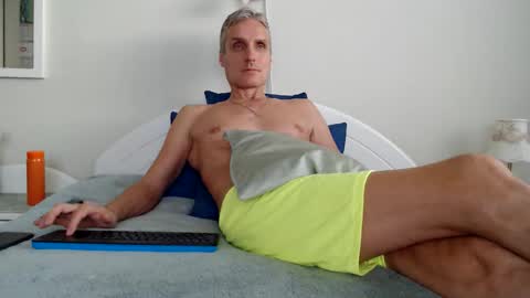 Daniel Bisexual uncut 20cm online show from October 19, 2:55 pm