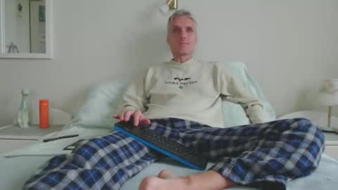 Daniel Bisexual uncut 20cm online show from September 20, 5:43 am