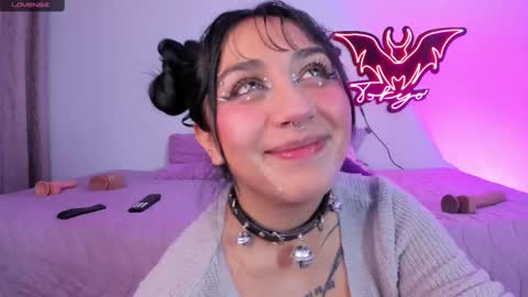   Independent model online show from March 1, 4:15 am