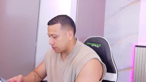 Tom muscle1 online show from October 25, 8:42 pm