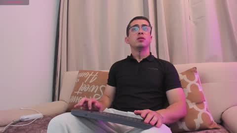 tommas_johnson online show from February 18, 3:39 am