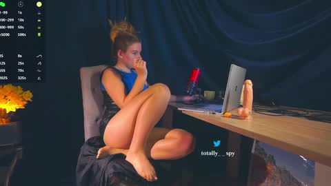 Snapshot of totally_spy chatting on February 26, 11:30 pm Madam Viktoria Vacation in Portugal 2811 - 0412 online show from February 26, 11:30 pm