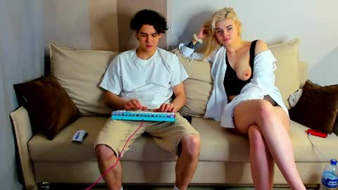 travisrivas online show from April 3, 11:00 pm