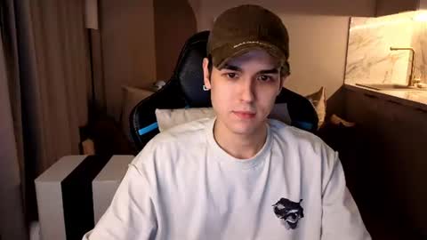 travisrivas online show from August 2, 2:02 am