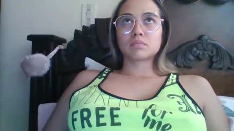 triana_bell online show from February 28, 5:59 pm