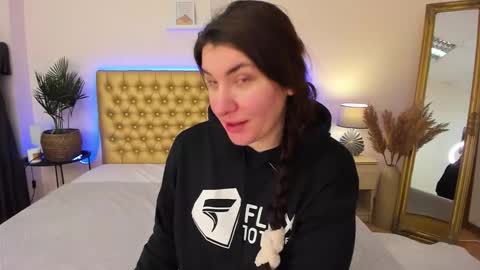 Mia online show from February 1, 6:21 am