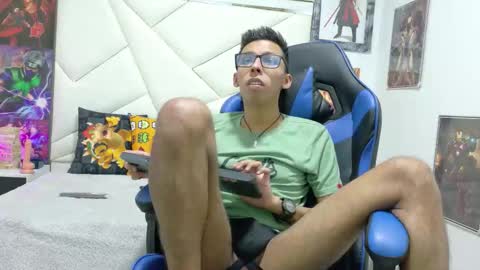 Snapshot of twinkd_asian chatting on October 22, 3:21 am David online show from October 22, 3:21 am