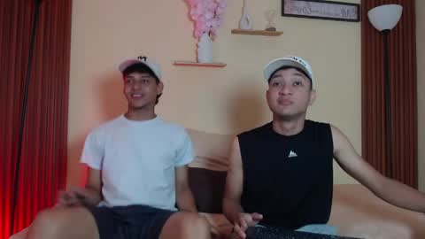 twohottrouble  online show from April 7, 9:28 pm