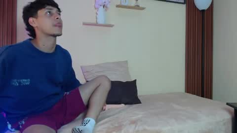 twohottrouble  online show from April 9, 9:31 pm