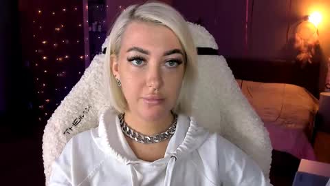 Miley online show from February 23, 2:25 pm