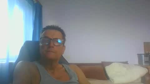 Snapshot of ulmeni7 chatting on October 24, 7:20 am ulmeni7 online show from October 24, 7:20 am