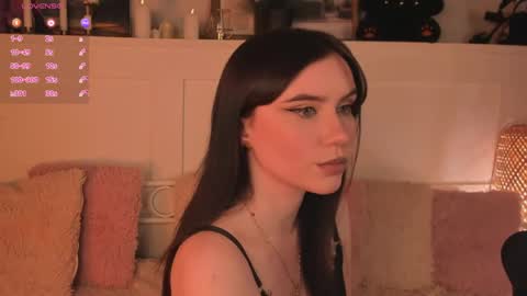 Una  online show from April 22, 1:51 pm