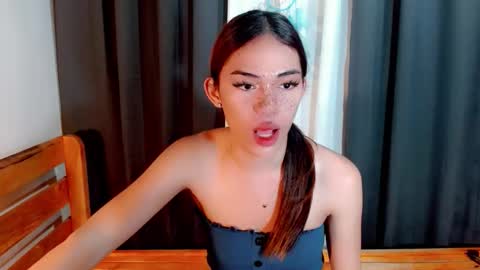 Snapshot of urgirl_leah chatting on October 23, 10:17 am Leah online show from October 23, 10:17 am