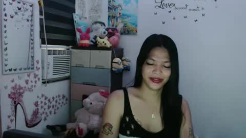 Snapshot of urpreciouspinayxxx chatting on October 21, 12:38 am hi im kim online show from October 21, 12:38 am