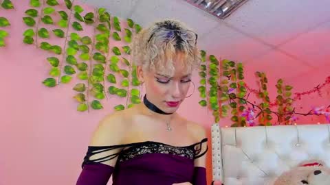 valentinee_xo online show from June 5, 5:46 am